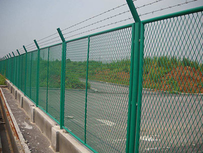 如何選擇公路護(hù)欄網(wǎng)？ 